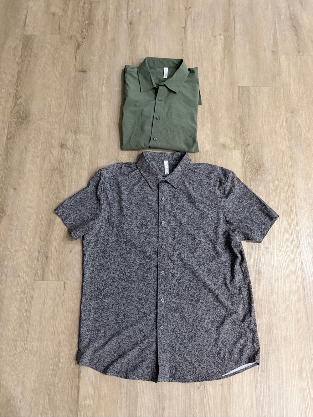 Men's Stylus Short-Sleeve Button-Up Shirt in Olive and Charcoal